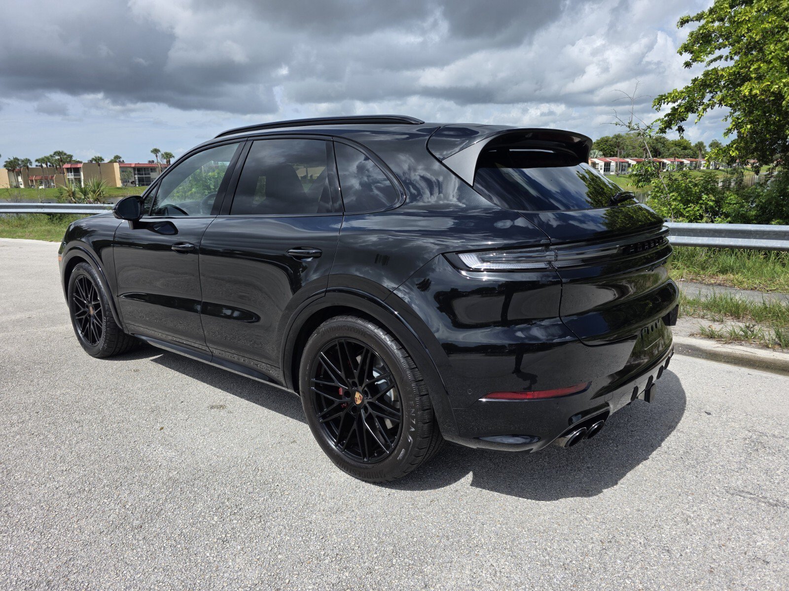 Used 2025 Porsche Cayenne GTS AWD/4WD image 2