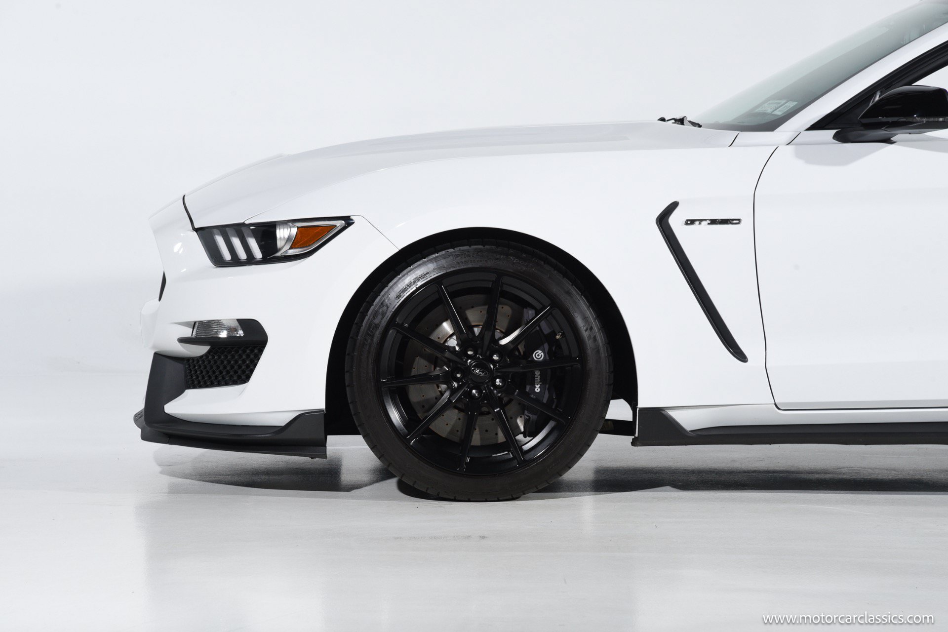 Used 2016 Ford Mustang Shelby GT350 w/ Technology Package RWD image 9