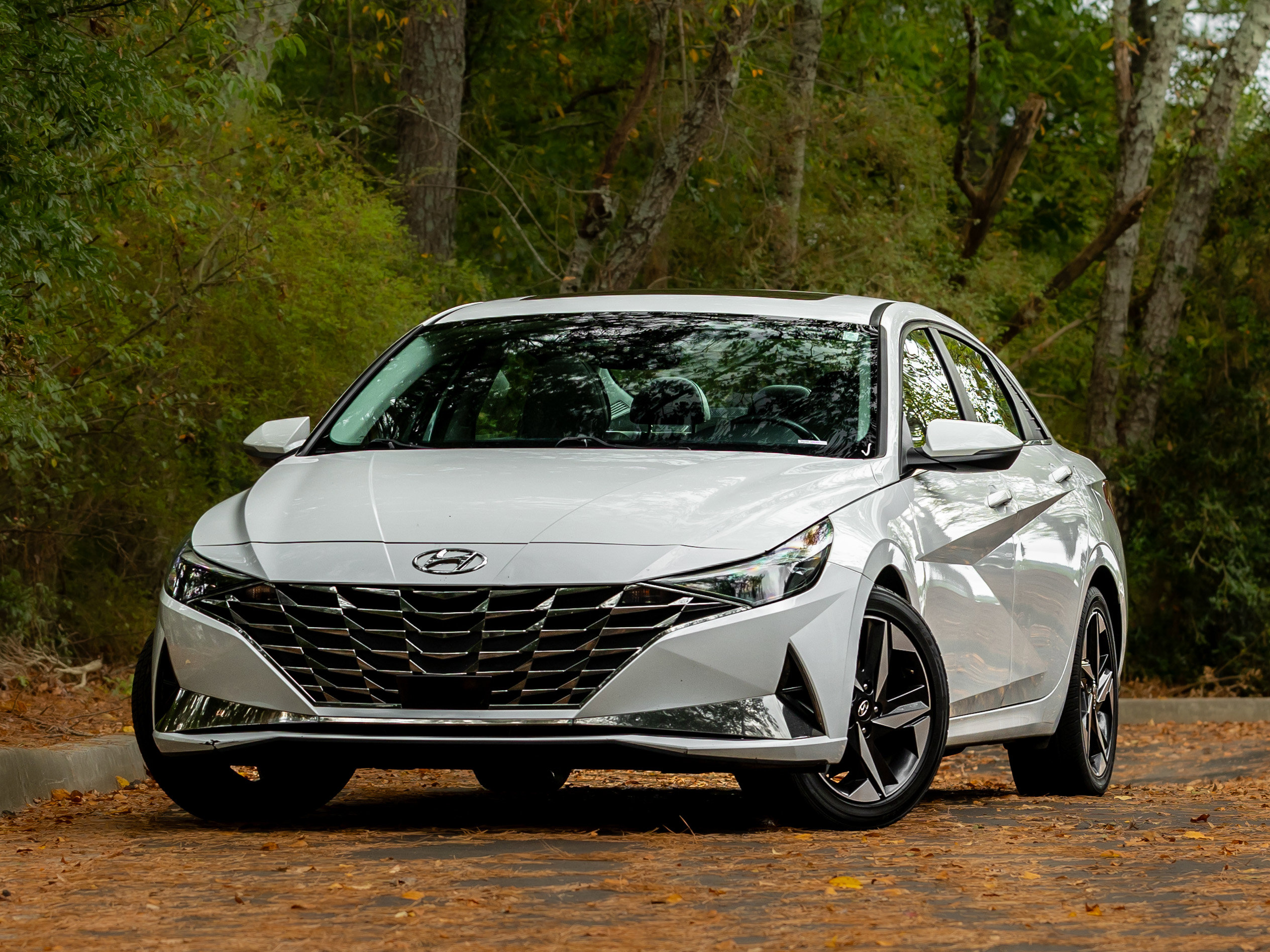 Used 2021 Hyundai Elantra Limited image 2