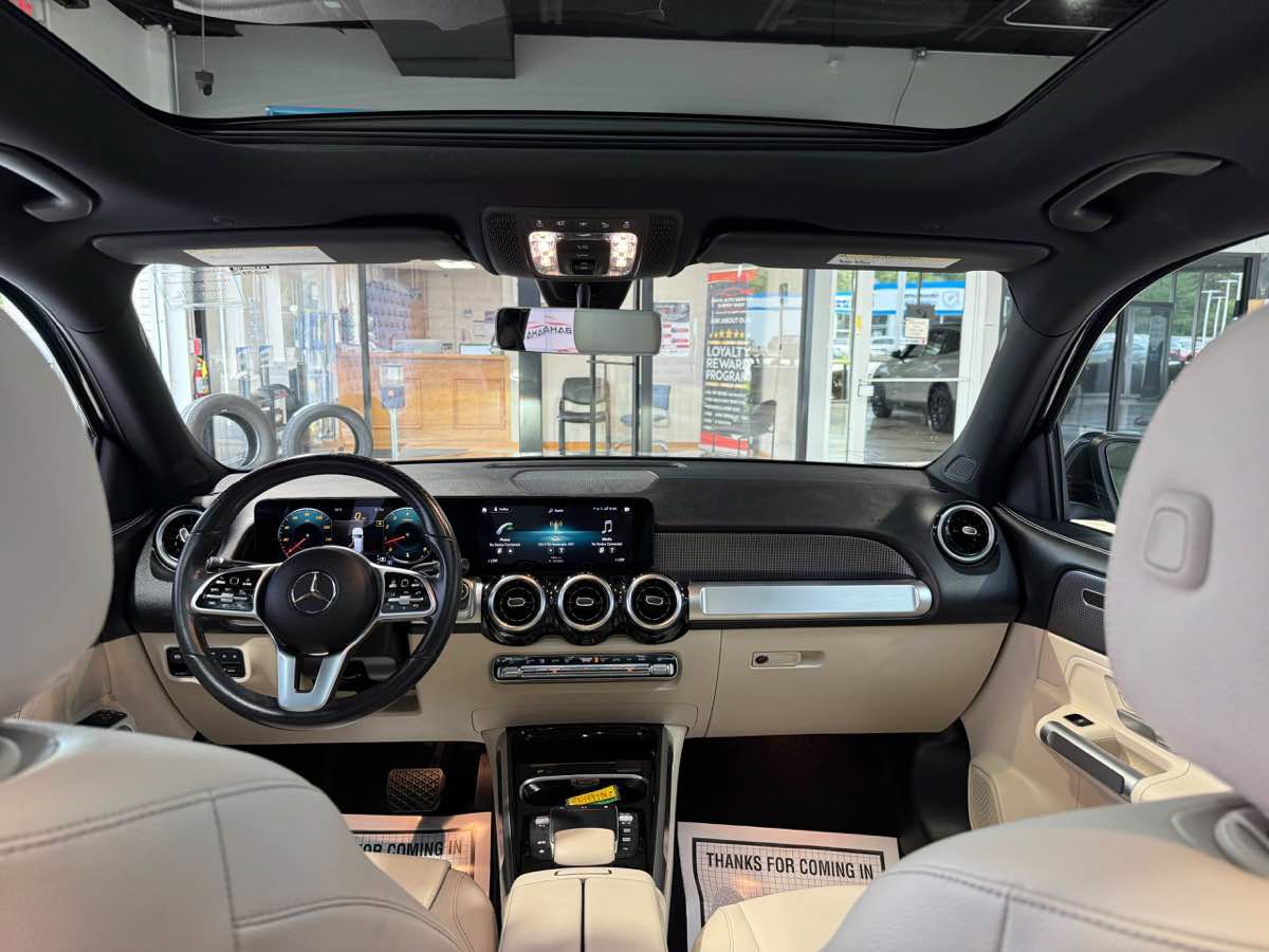 Used 2022 Mercedes-Benz GLB 250 w/ Premium Package Lite image 17