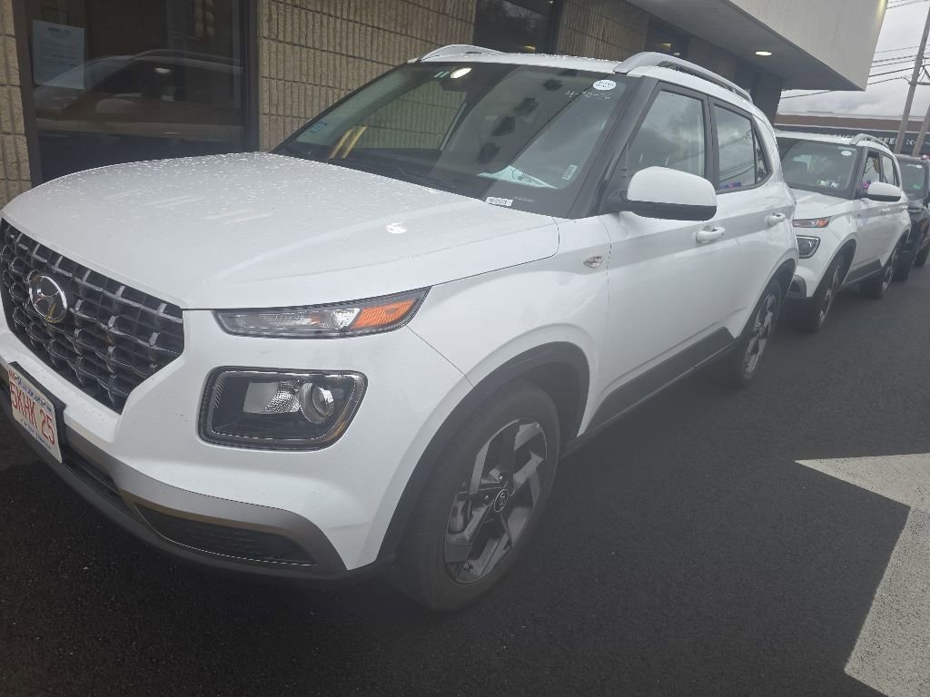 Used 2025 Hyundai Venue SEL FWD image 1