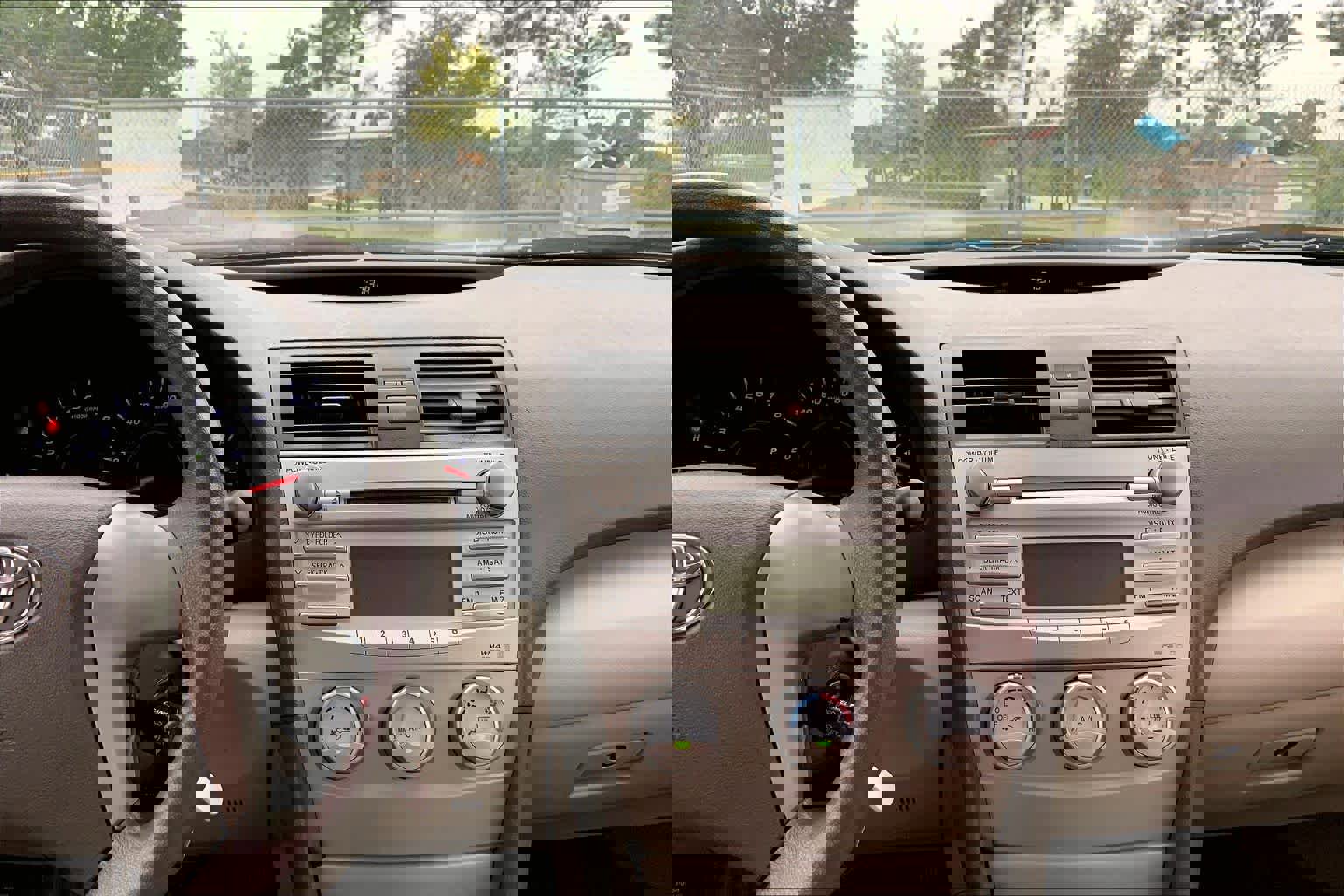 Used 2011 Toyota Camry LE FWD image 6