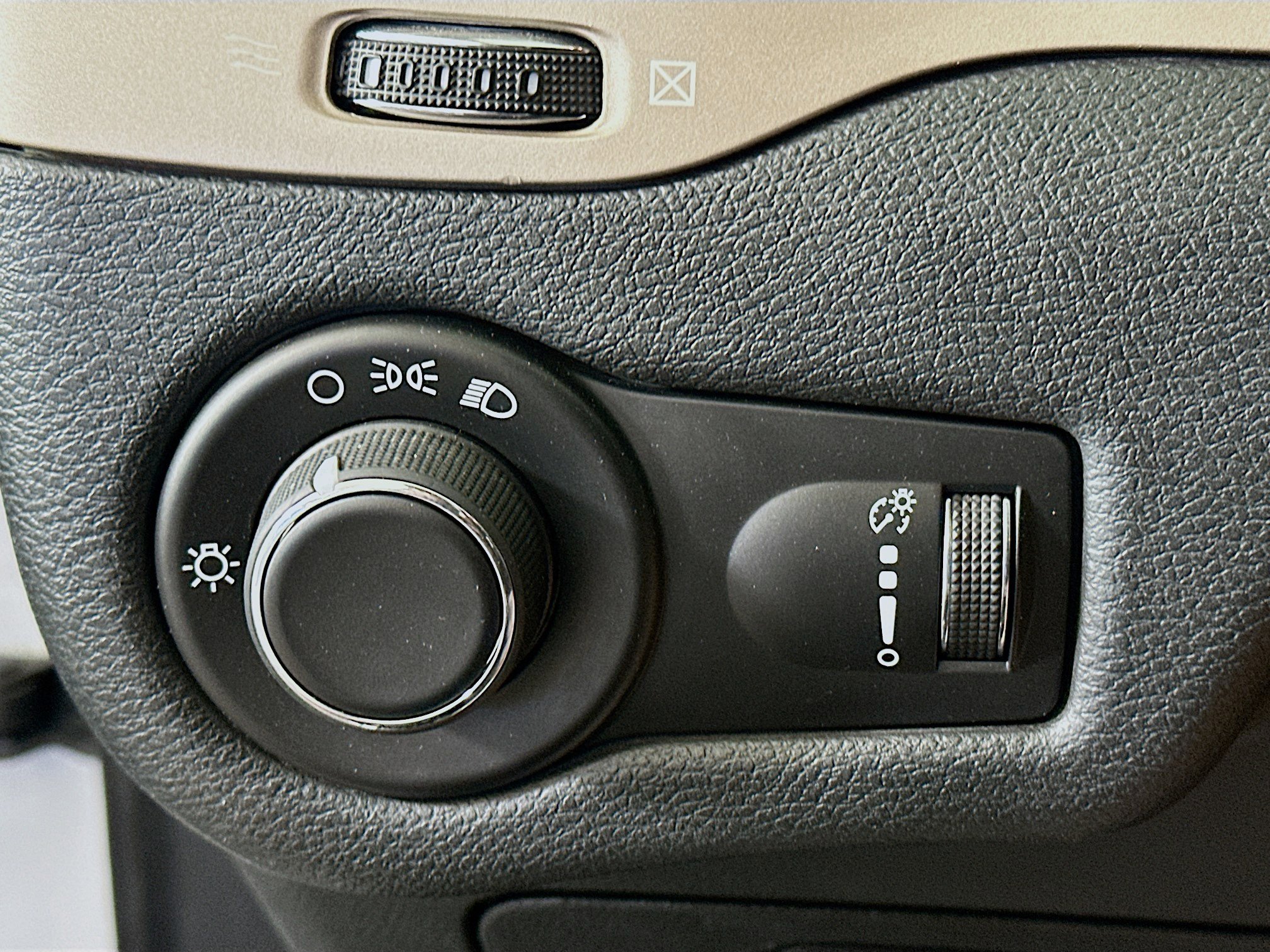 Used 2016 Jeep Cherokee Sport image 16