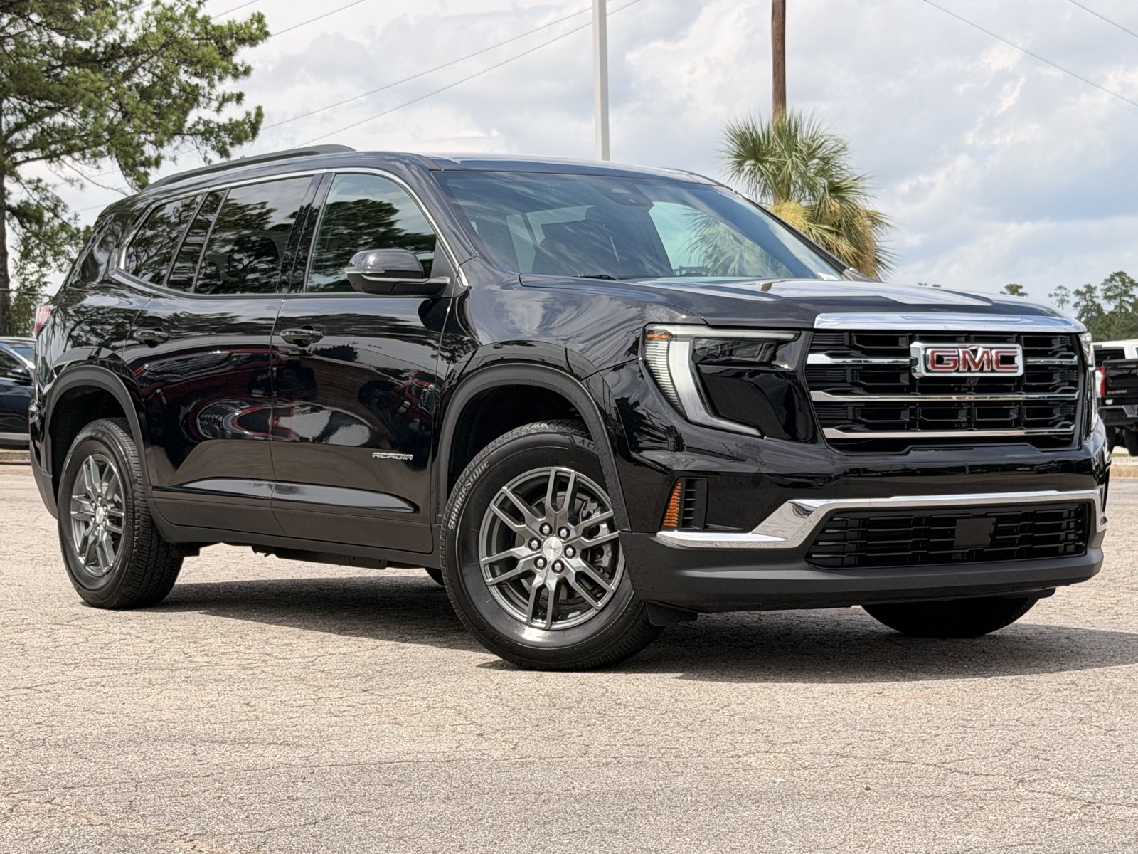 Used 2025 GMC Acadia Elevation FWD image 2