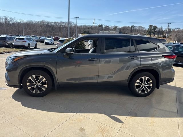 Used 2023 Toyota Highlander XLE AWD/4WD image 4