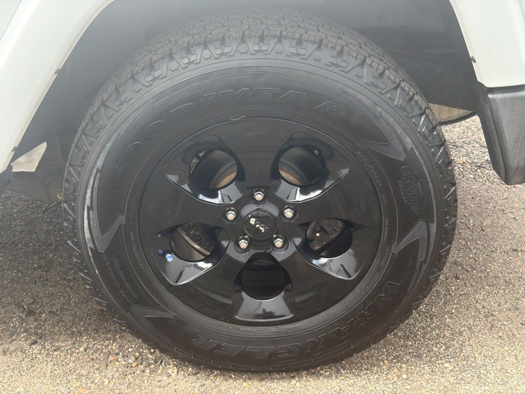 Used 2018 Jeep Wrangler Sahara w/ Connectivity Group AWD/4WD image 6