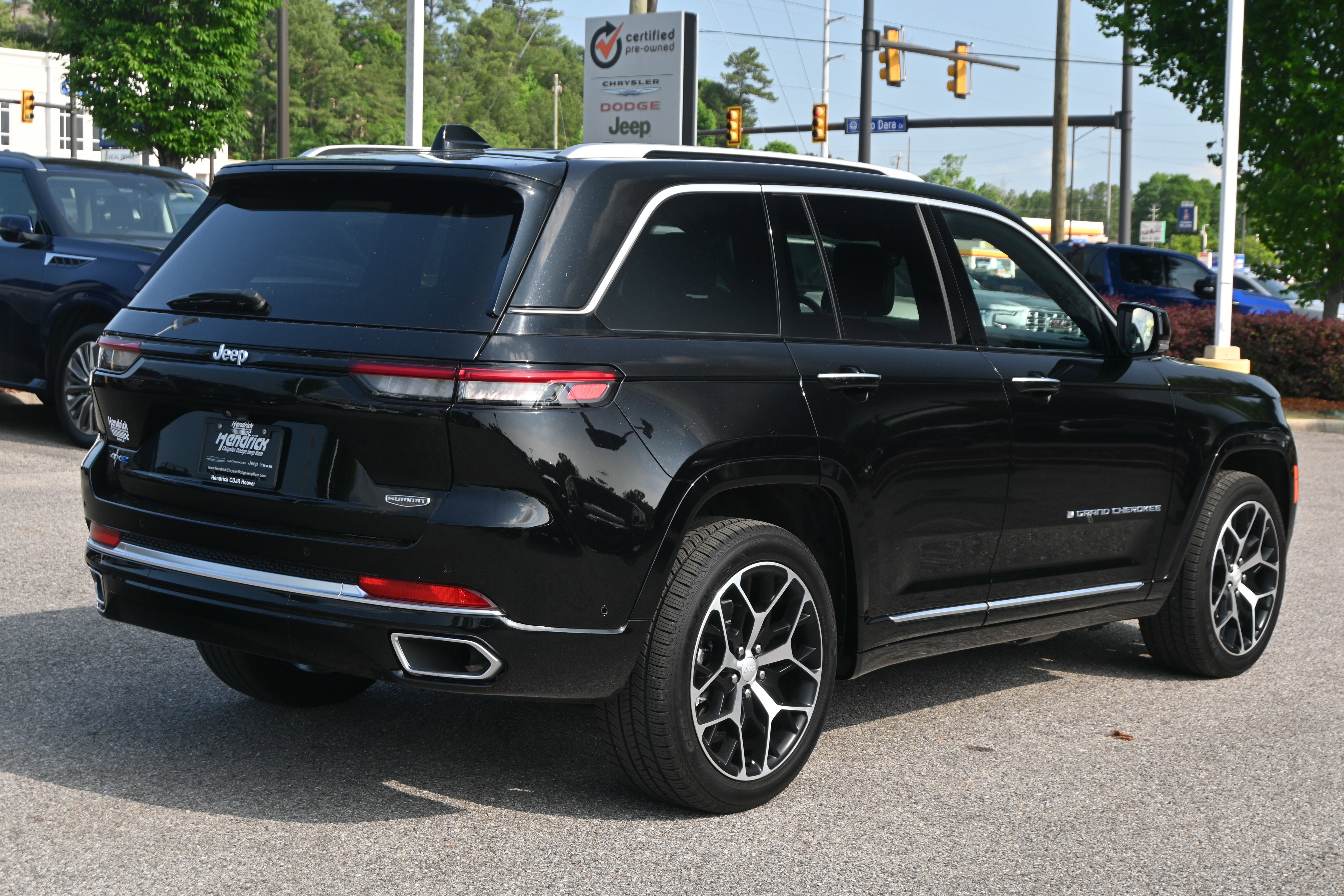 Used 2023 Jeep Grand Cherokee Summit AWD/4WD image 11