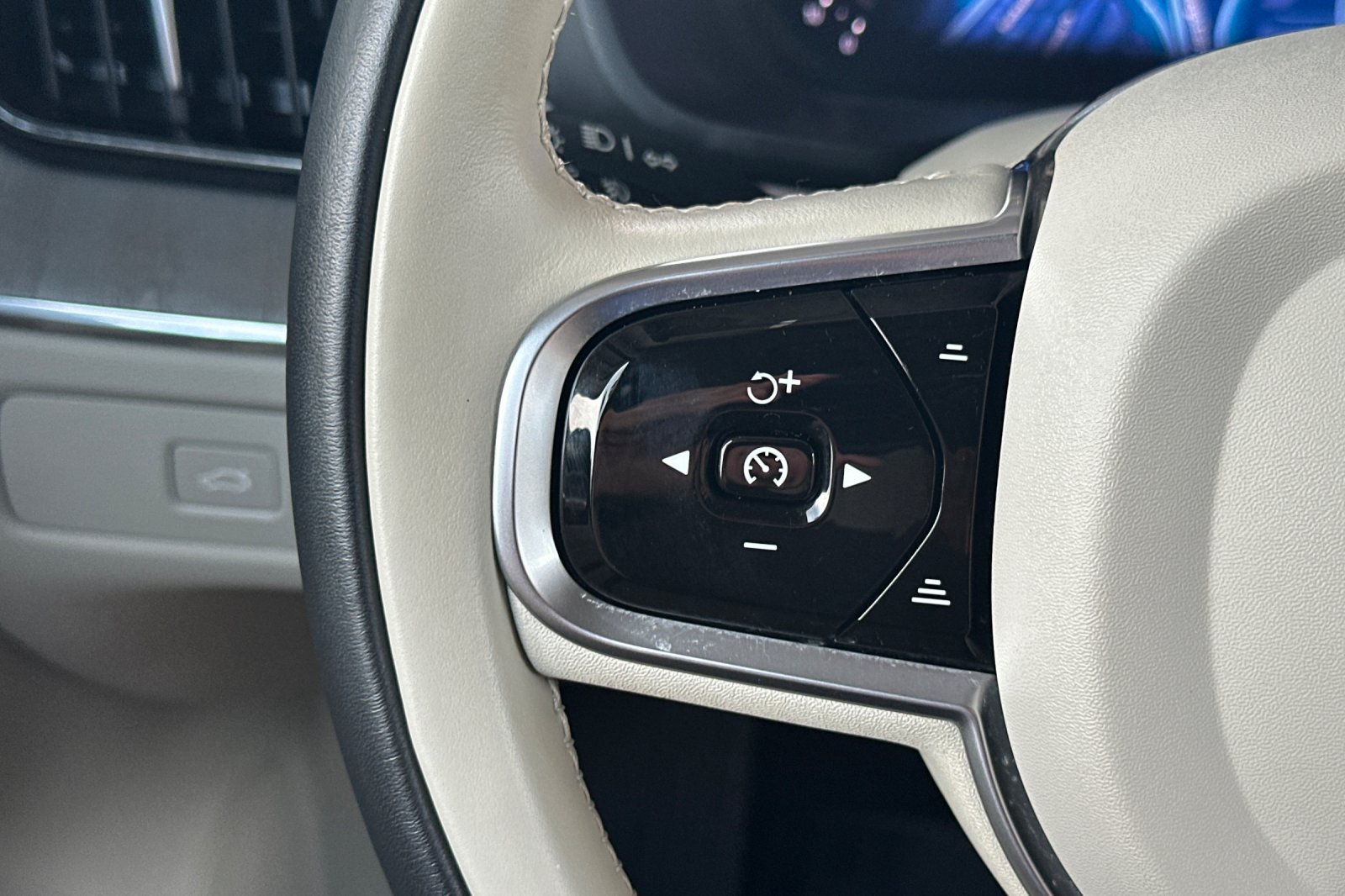 Certified 2023 Volvo XC60 B5 Plus w/ Climate Package FWD image 29