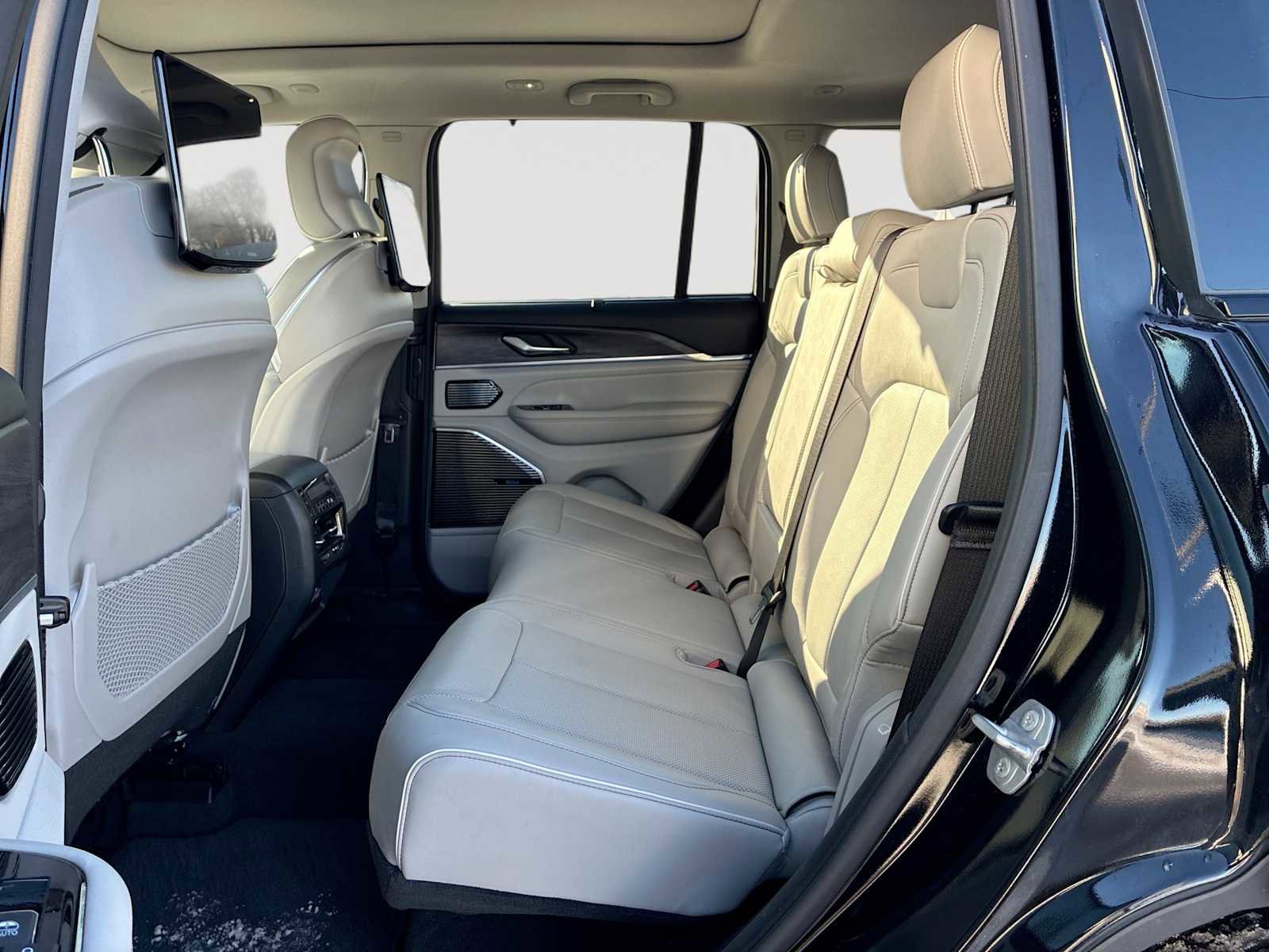 Used 2023 Jeep Grand Cherokee Overland w/ Advanced Protech Group III image 26