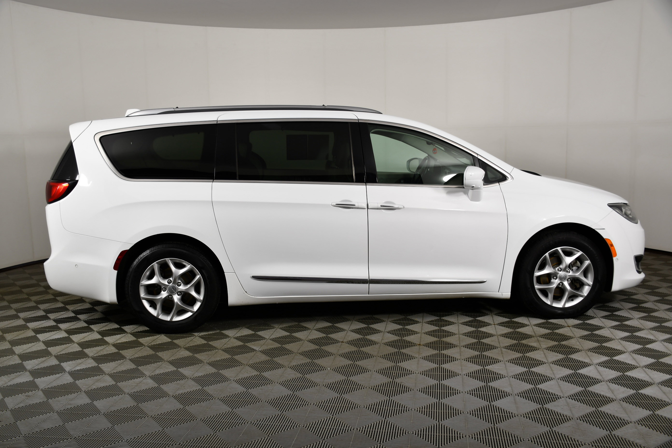 Used 2018 Chrysler Pacifica Touring-L w/ Advanced Safetytec Group FWD image 5