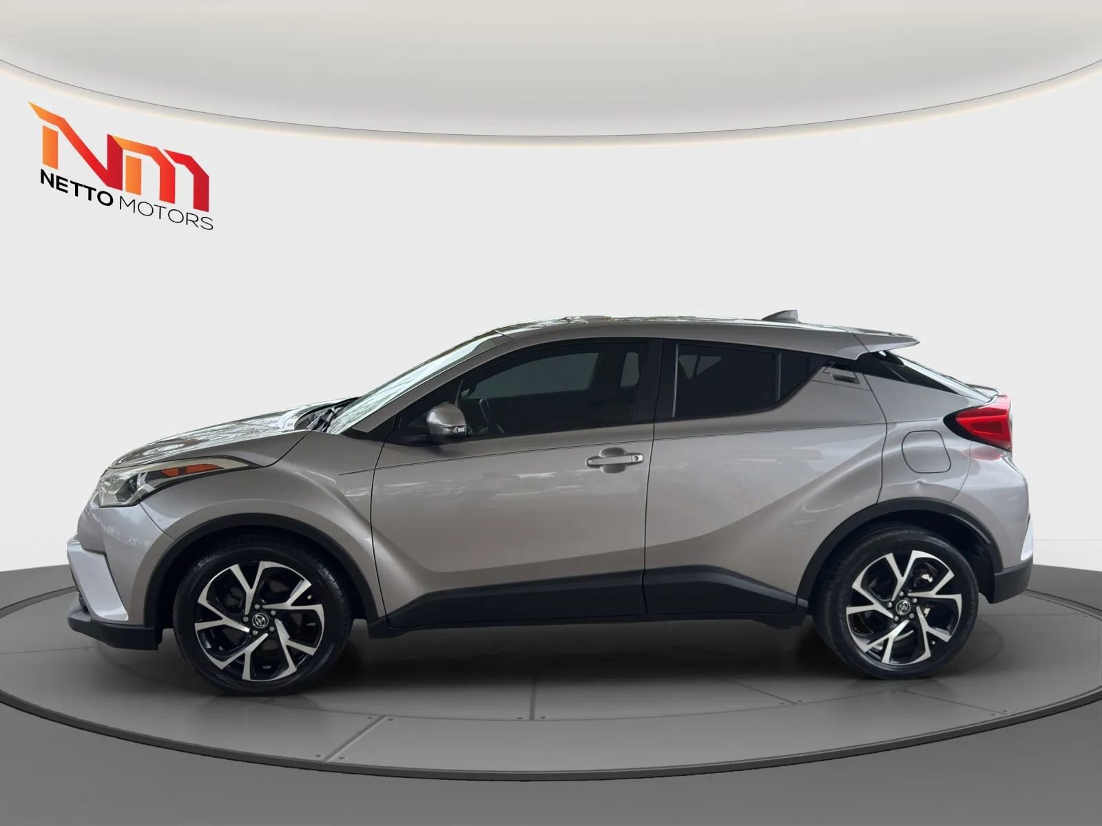 Used 2018 Toyota C-HR XLE FWD image 2