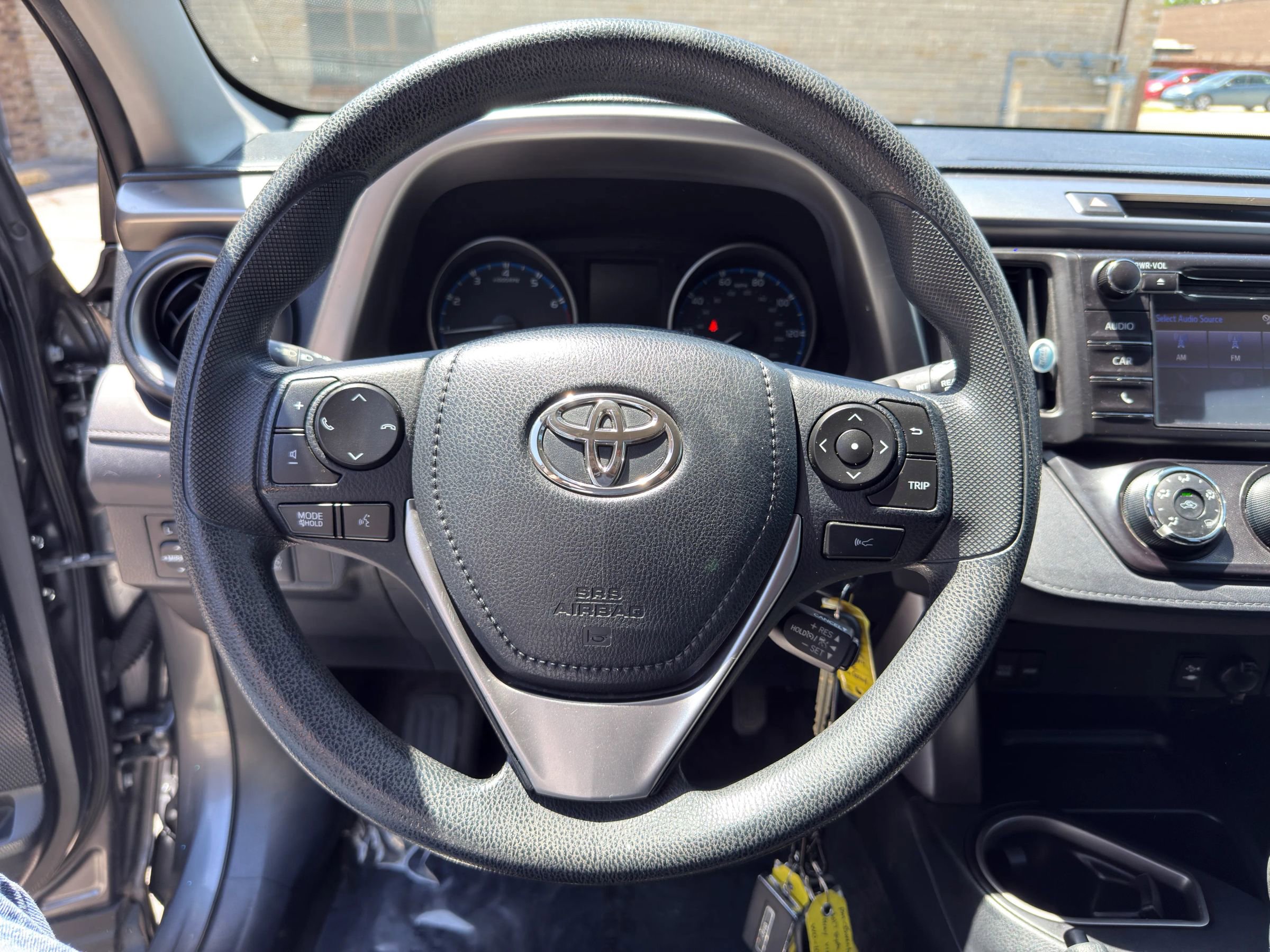 Used 2018 Toyota RAV4 LE FWD image 11