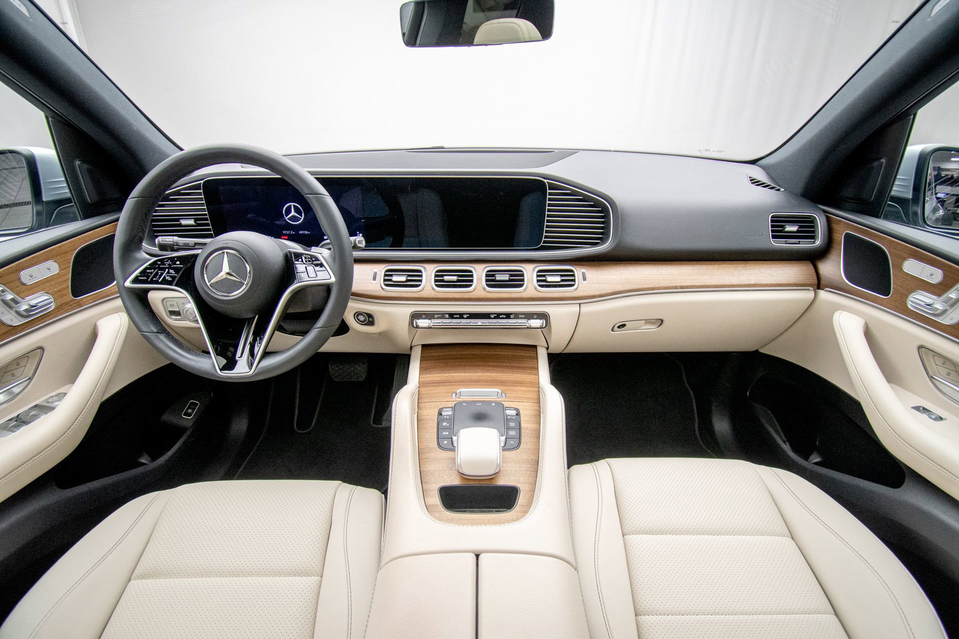 Used 2024 Mercedes-Benz GLE 350 4MATIC w/ Winter Package image 9