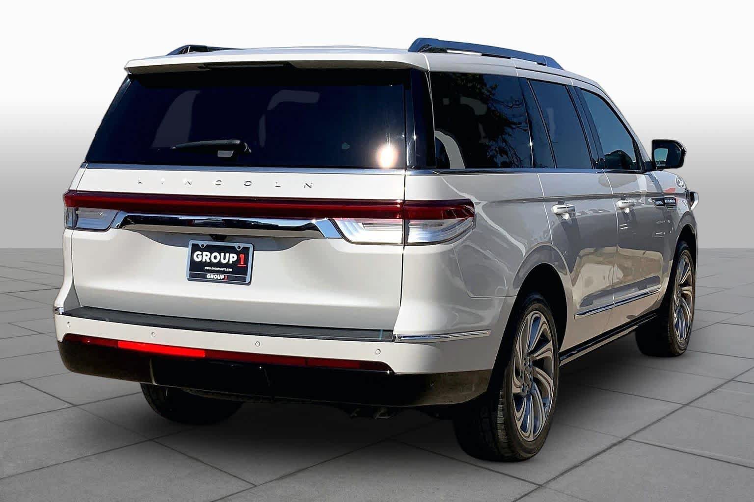 Used 2022 Lincoln Navigator Reserve AWD/4WD image 13