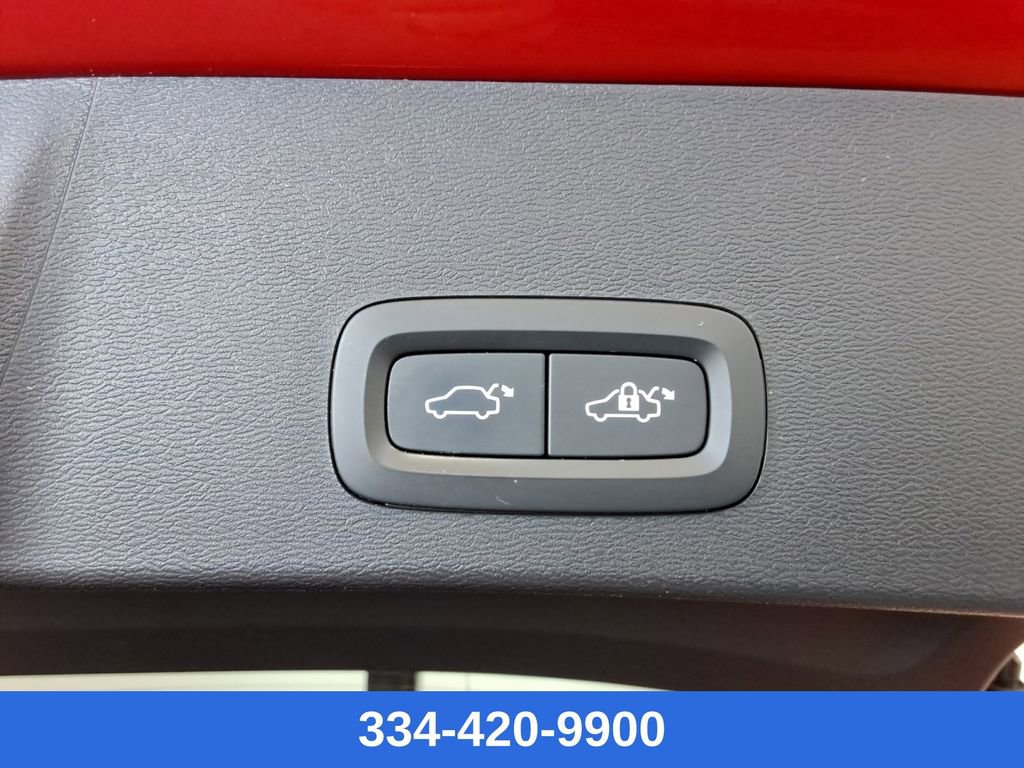 Used 2022 Volvo XC40 T5 Momentum image 24