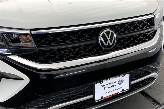 Certified 2022 Volkswagen Taos SE image 30
