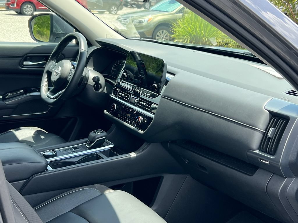 Used 2025 Nissan Pathfinder SL AWD/4WD image 26