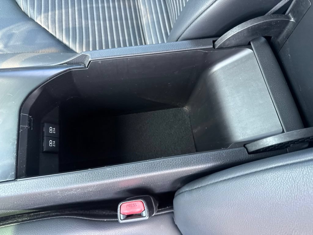 Used 2020 Toyota Camry SE FWD image 32