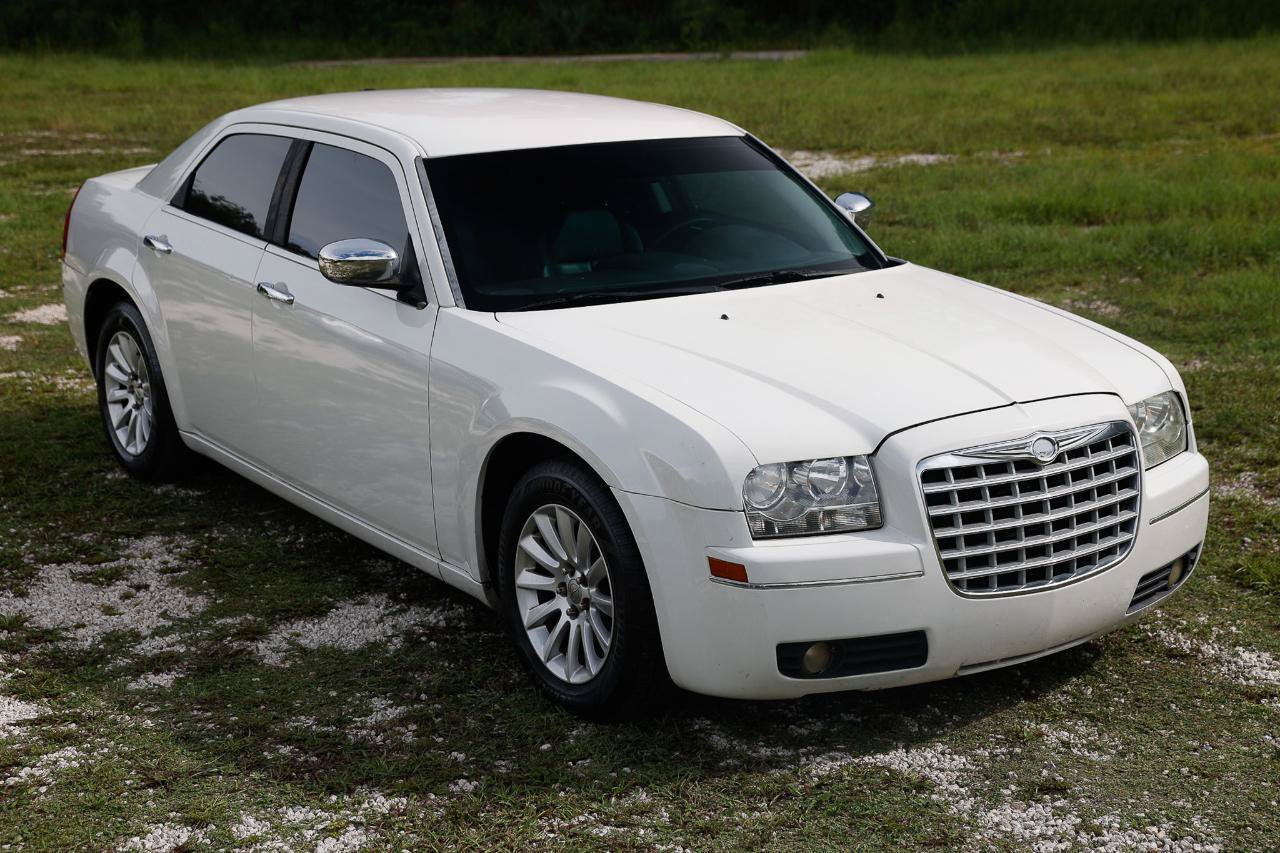 Used 2010 Chrysler 300 Touring RWD image 15