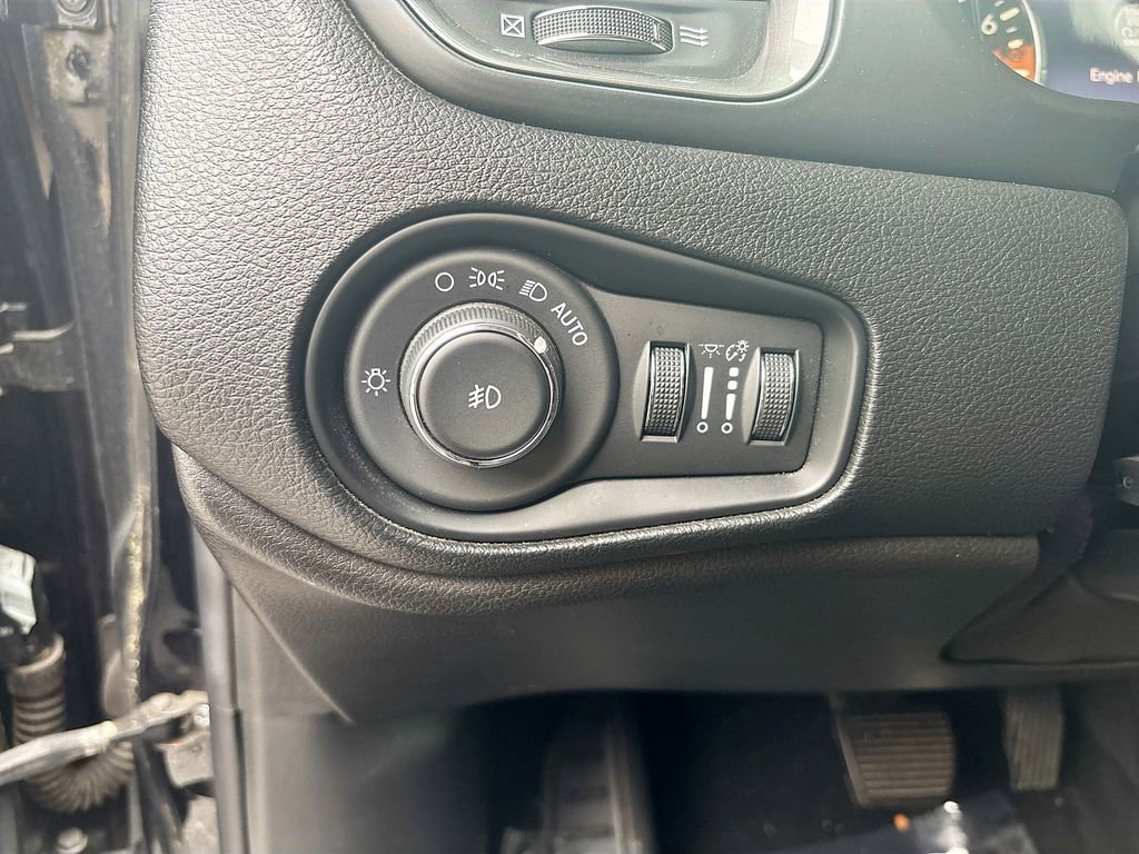 Used 2018 Jeep Renegade Limited FWD image 33