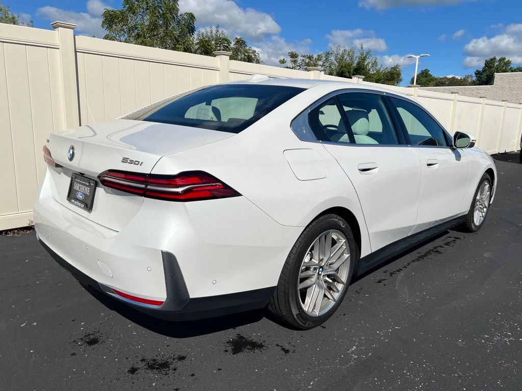 Used 2024 BMW 530i xDrive w/ Convenience Package AWD/4WD image 3