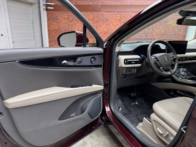Used 2022 Lincoln Nautilus Reserve w/ Luxury Package image 9