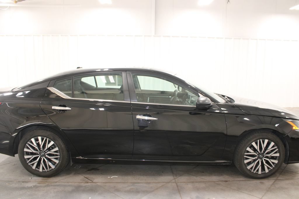 Used 2024 Nissan Altima 2.5 SV FWD image 11