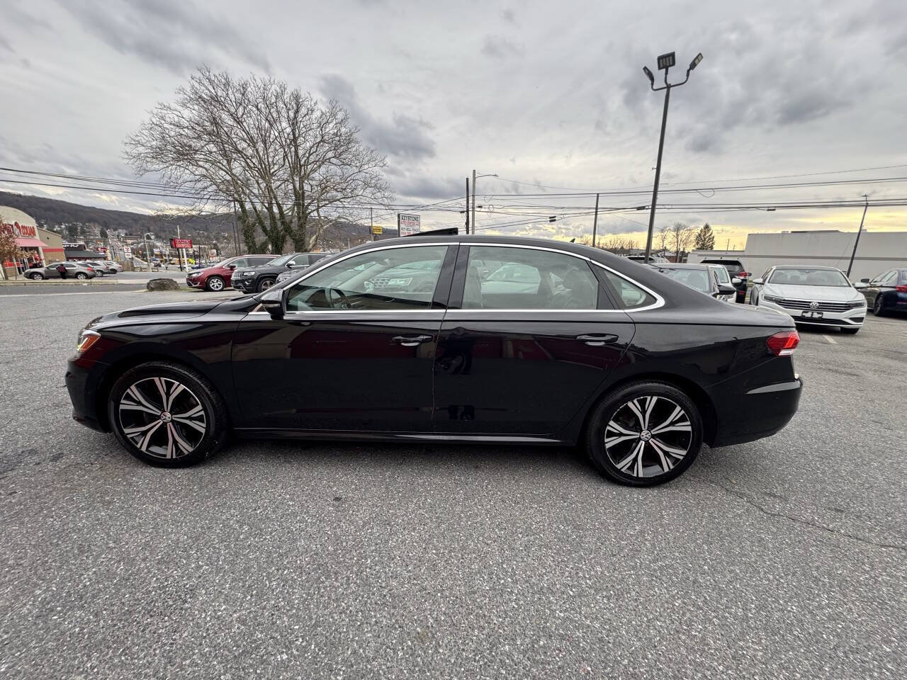 Used 2020 Volkswagen Passat 2.0T SEL FWD image 3