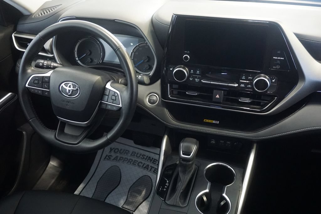 Used 2025 Toyota Highlander XLE AWD/4WD image 32