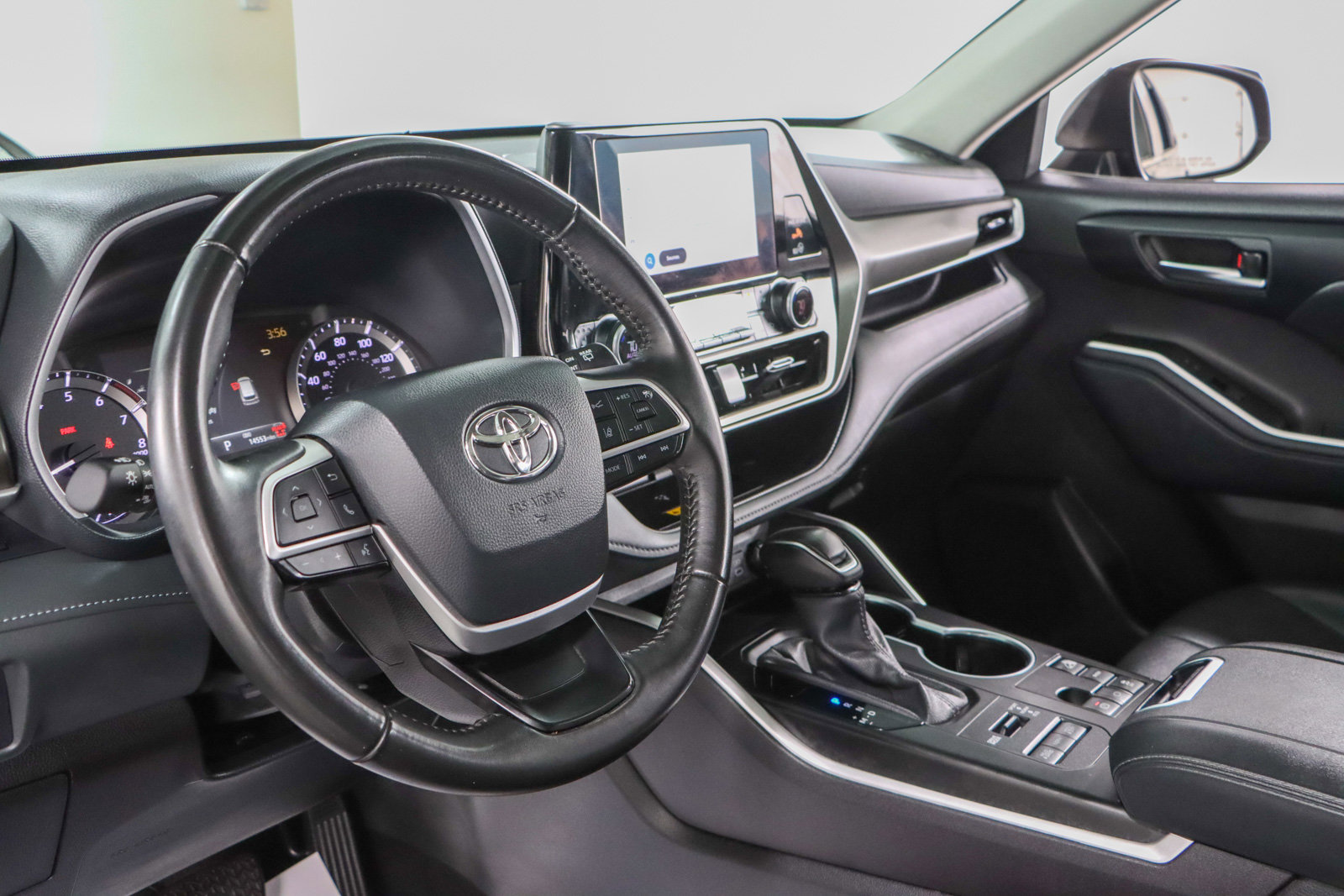 Used 2024 Toyota Highlander XLE image 24