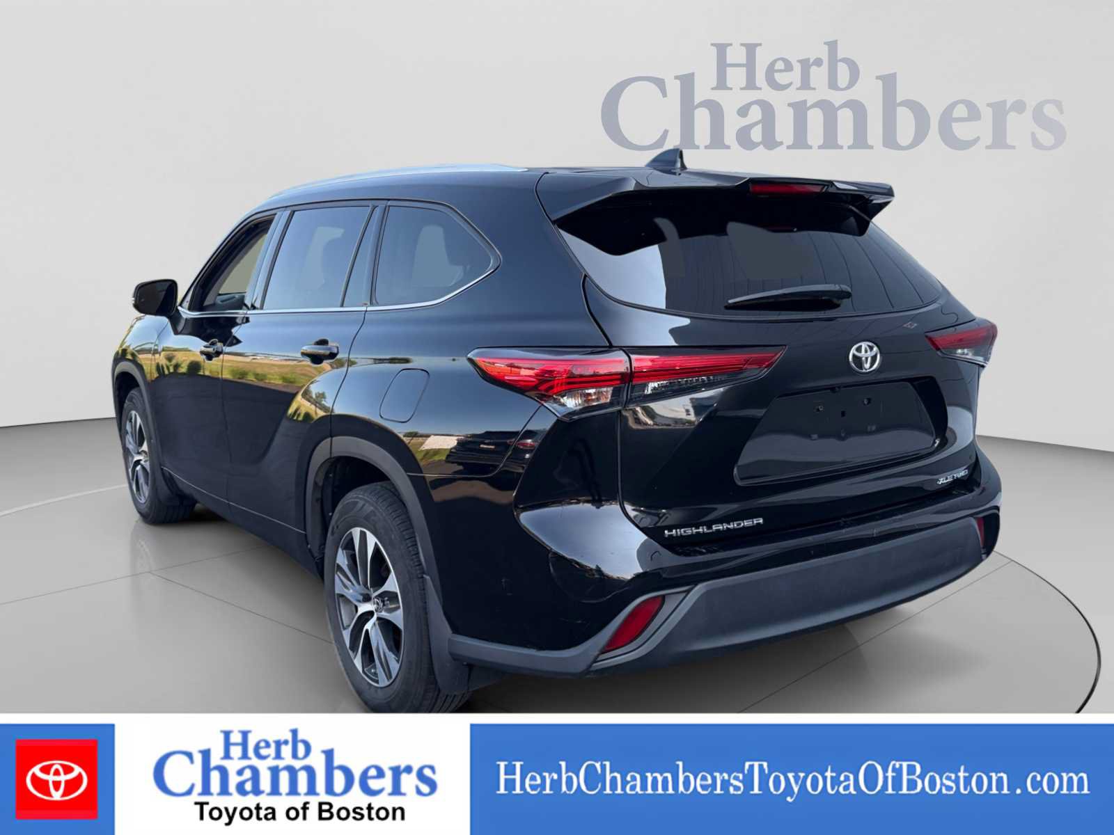 Used 2022 Toyota Highlander XLE AWD/4WD image 3