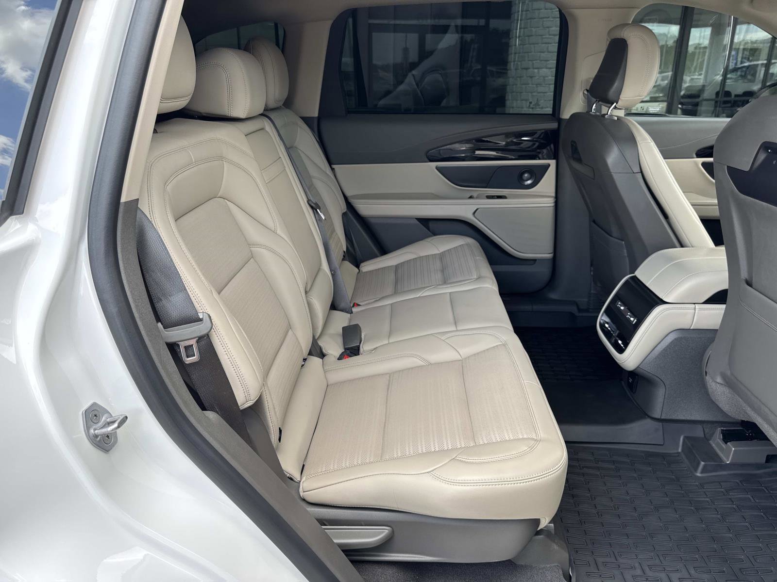 Used 2025 Lincoln Nautilus Reserve image 9