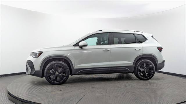 Used 2025 Volkswagen Taos SE w/ Panoramic Sunroof Package FWD image 3