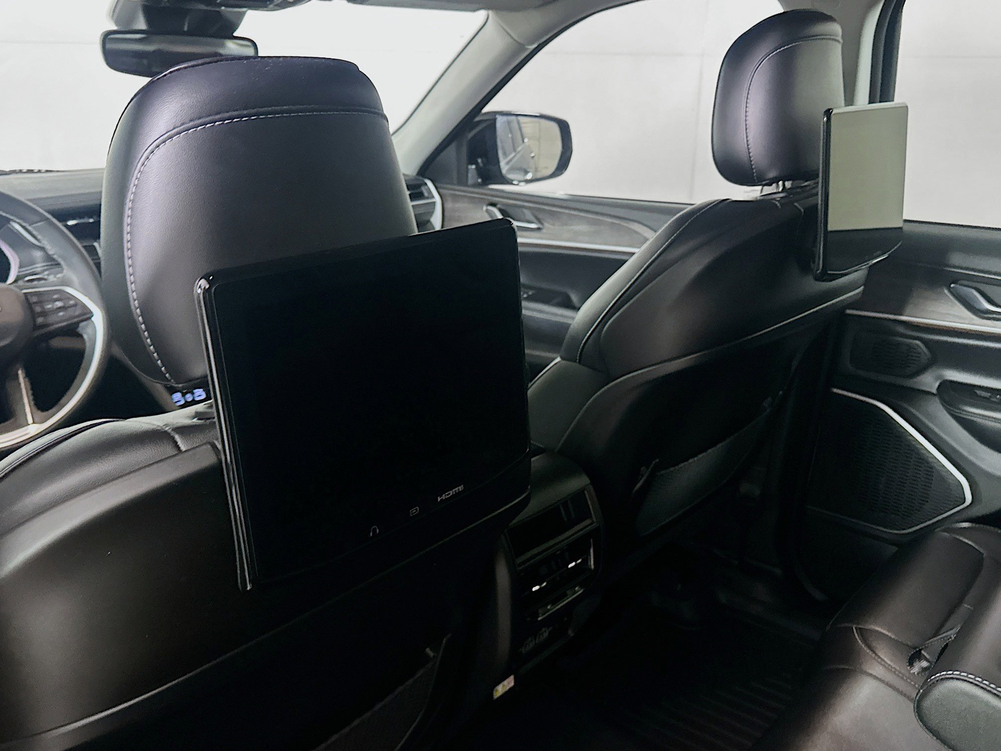 Used 2023 Jeep Grand Cherokee Limited w/ Luxury Tech Group II image 26