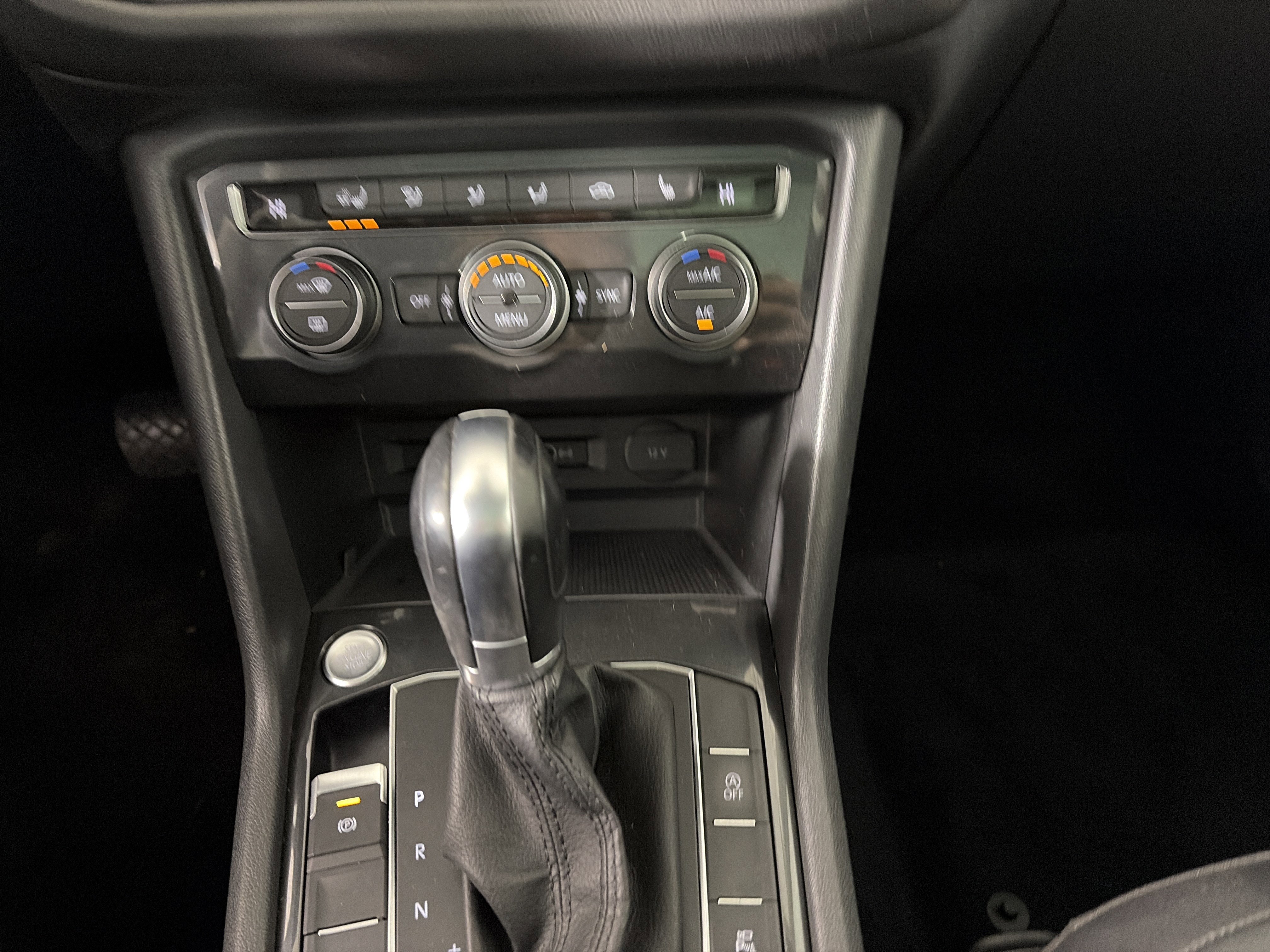 Used 2019 Volkswagen Tiguan SEL Premium image 23