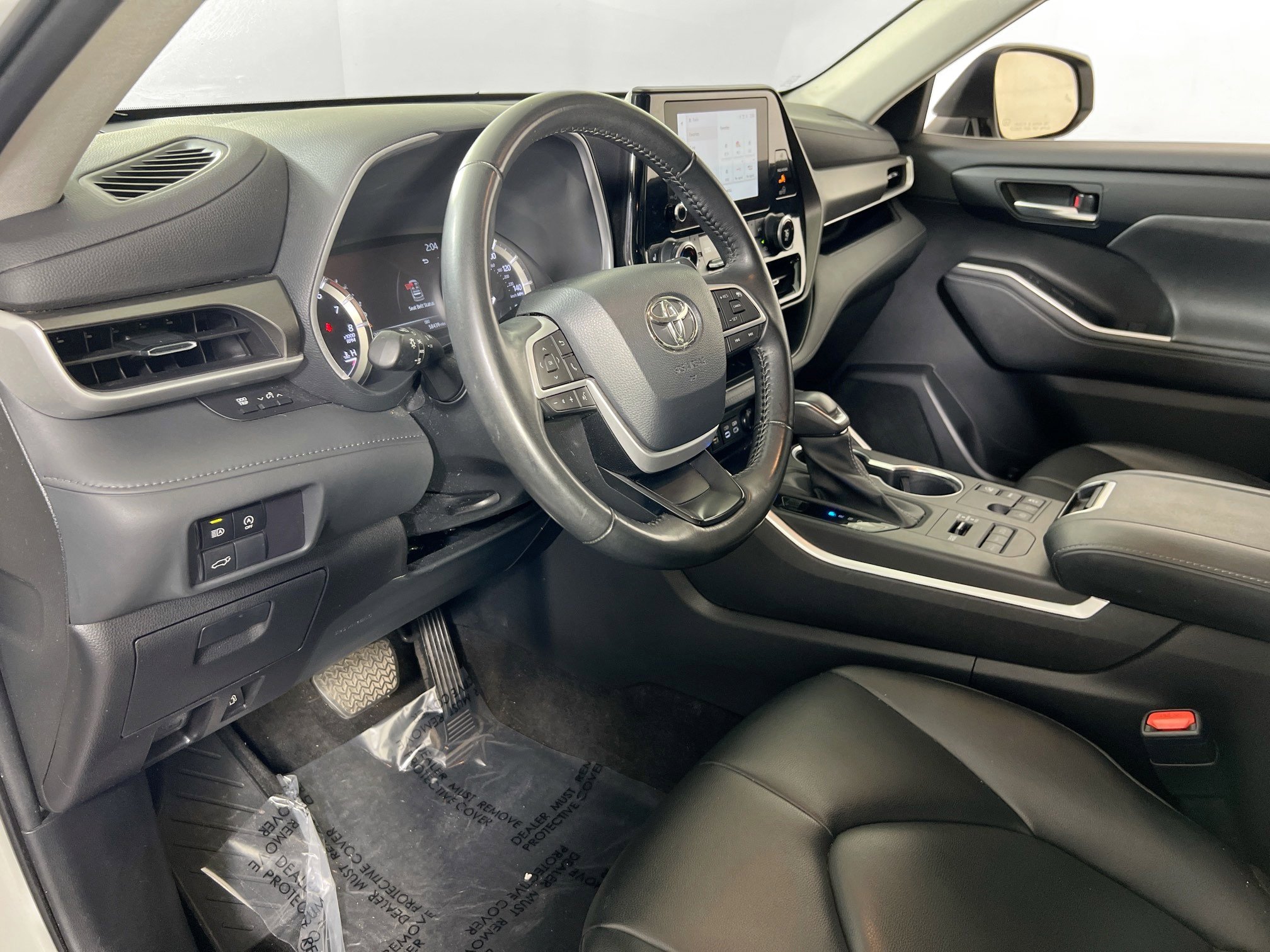 Used 2023 Toyota Highlander XLE image 9