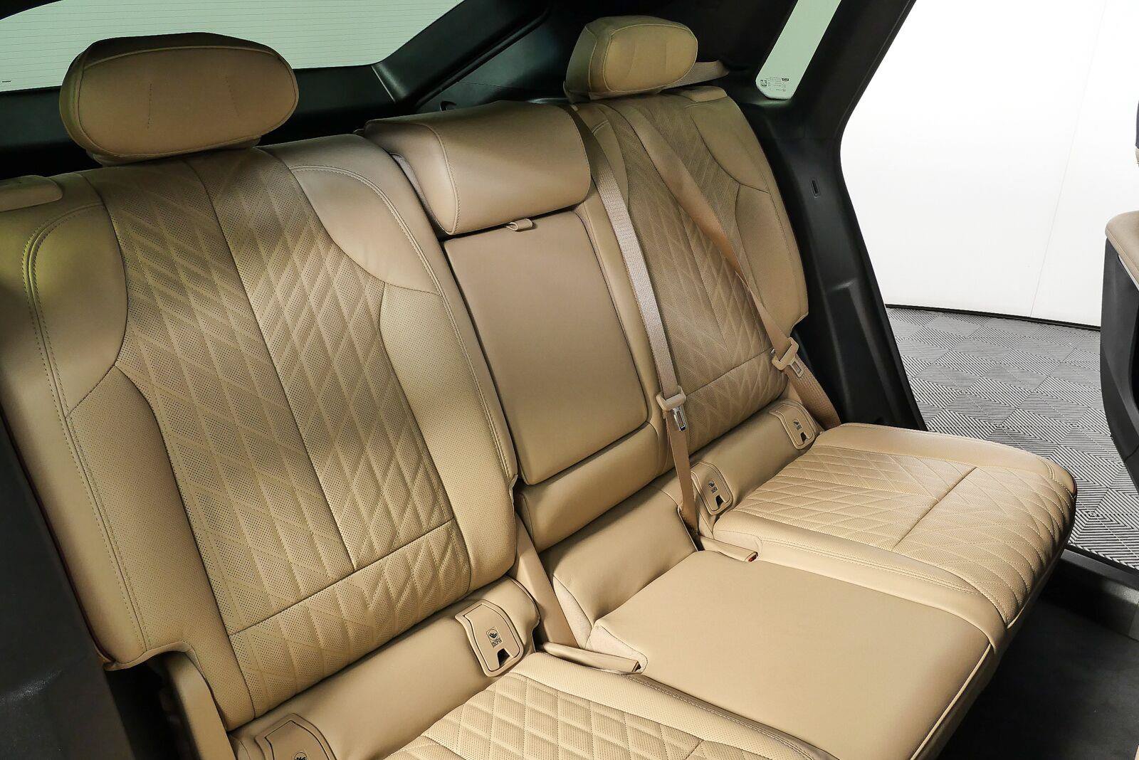 Used 2024 Cadillac Lyriq Luxury w/ Nappa Leather Package AWD/4WD image 19