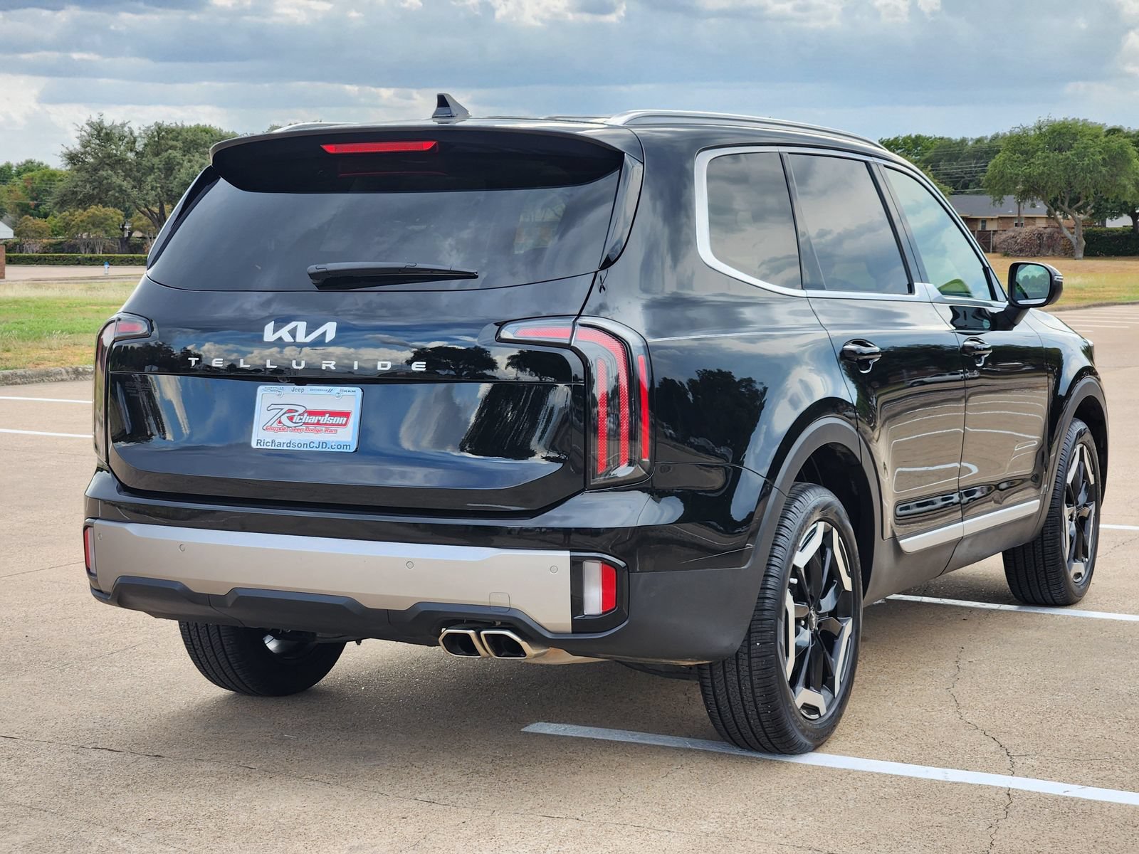Used 2025 Kia Telluride EX w/ EX Captain's Chair Package FWD image 6