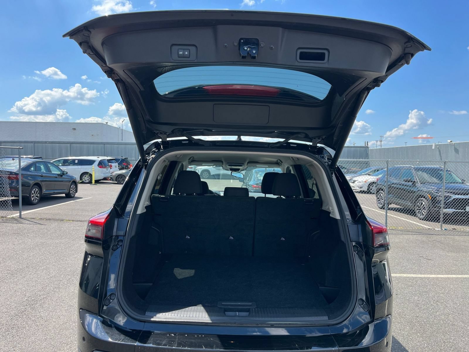 Used 2025 Nissan Rogue SV FWD image 33