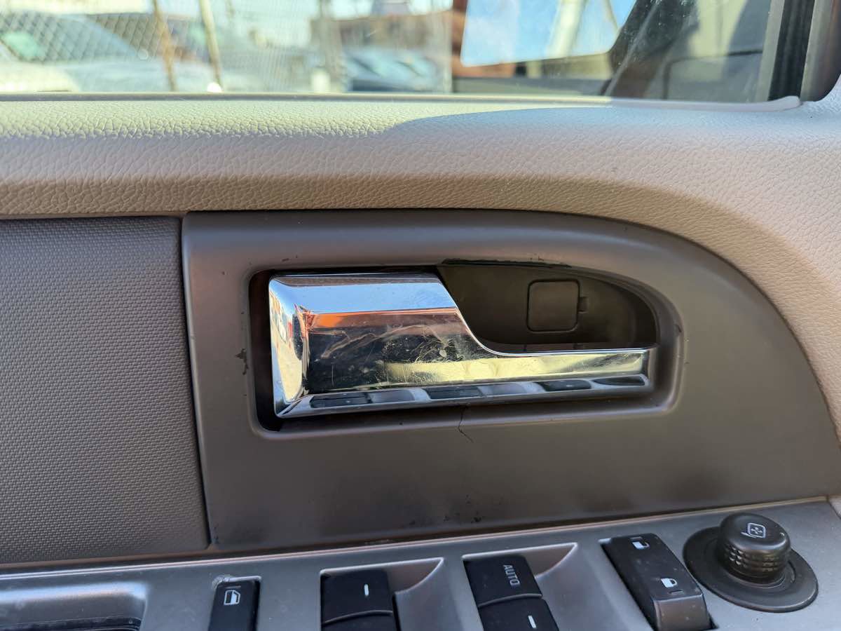 Used 2013 Ford Expedition XLT image 11