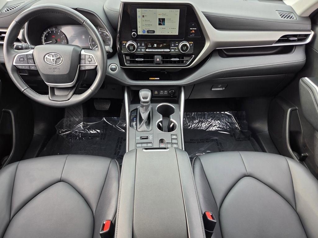 Used 2025 Toyota Highlander XLE image 8