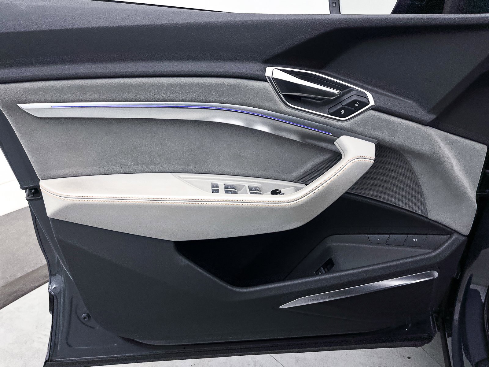 Used 2024 Audi Q8 e-tron Prestige image 20