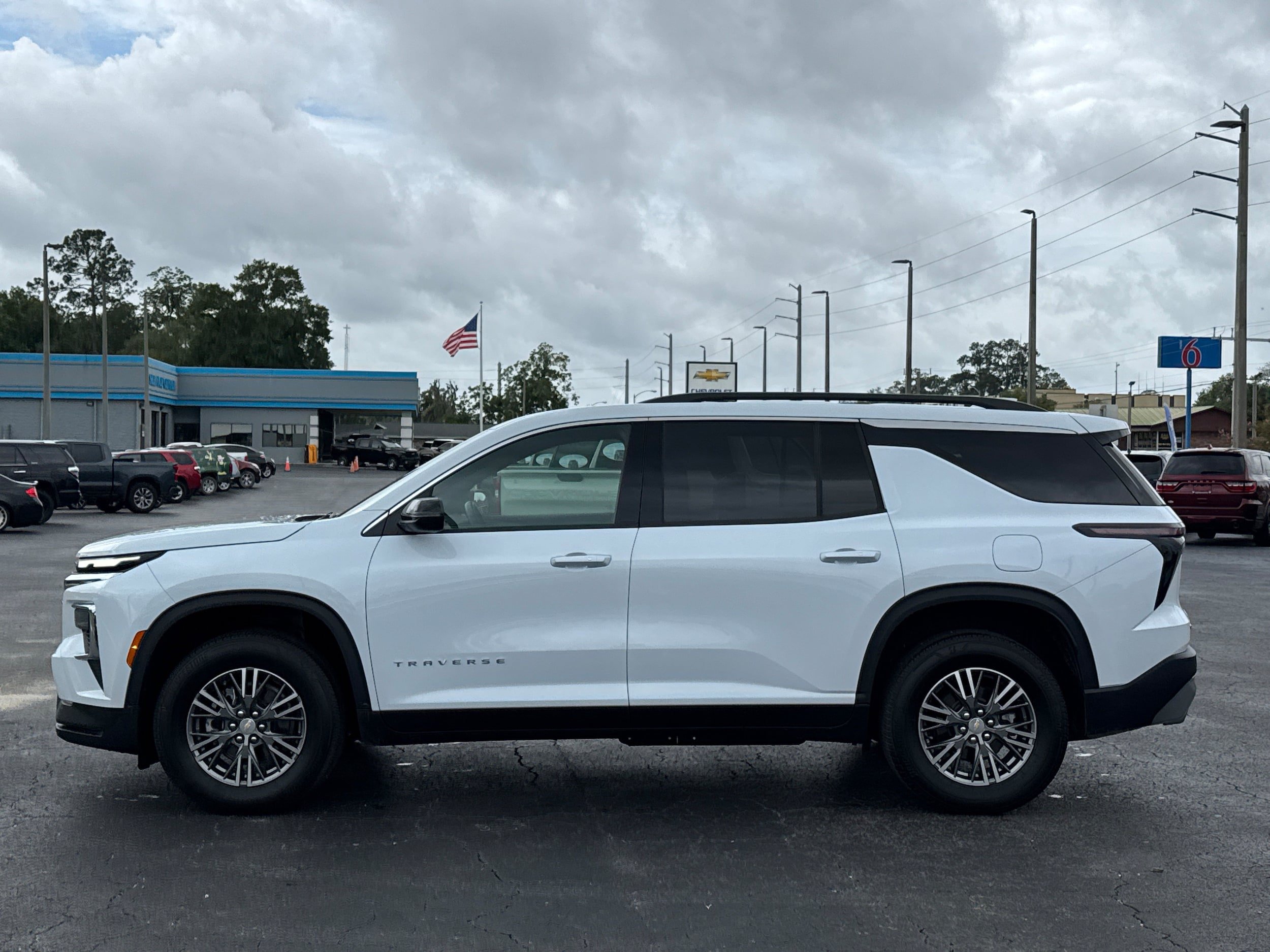 Used 2026 Chevrolet Traverse LT FWD image 5