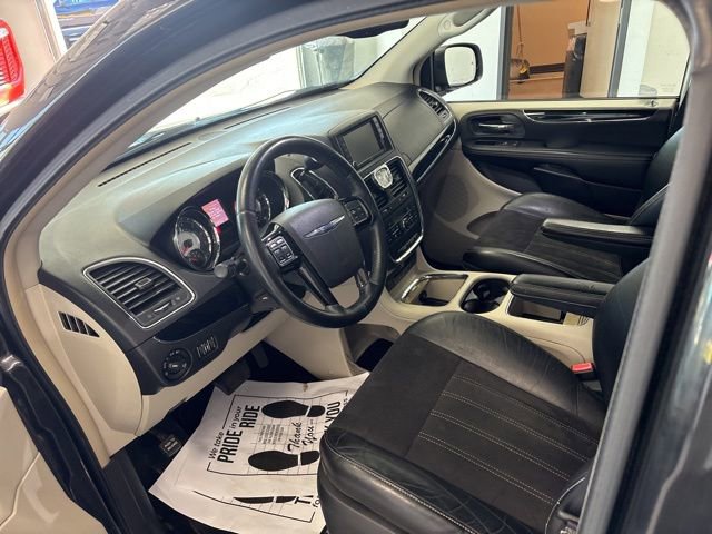 Used 2014 Chrysler Town & Country Touring-L FWD image 13