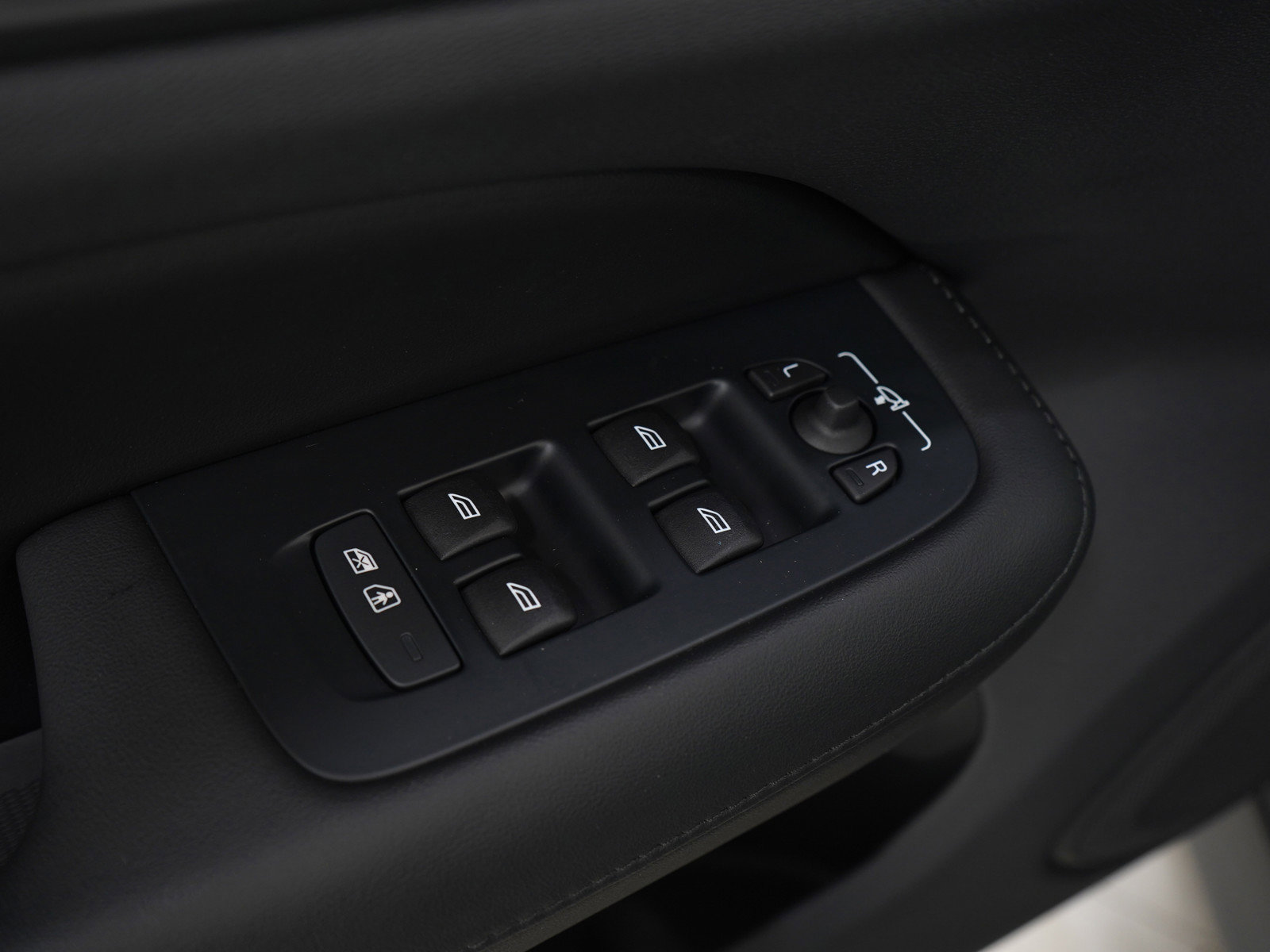 Used 2025 Volvo V60 B5 Cross Country Plus image 23