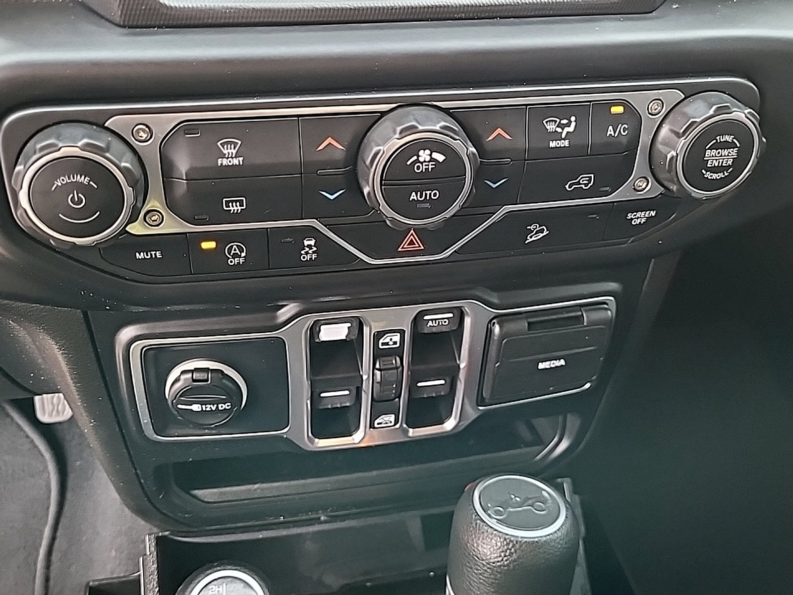Used 2019 Jeep Wrangler Unlimited Sahara w/ Uconnect 4C Nav & Sound Group AWD/4WD image 24