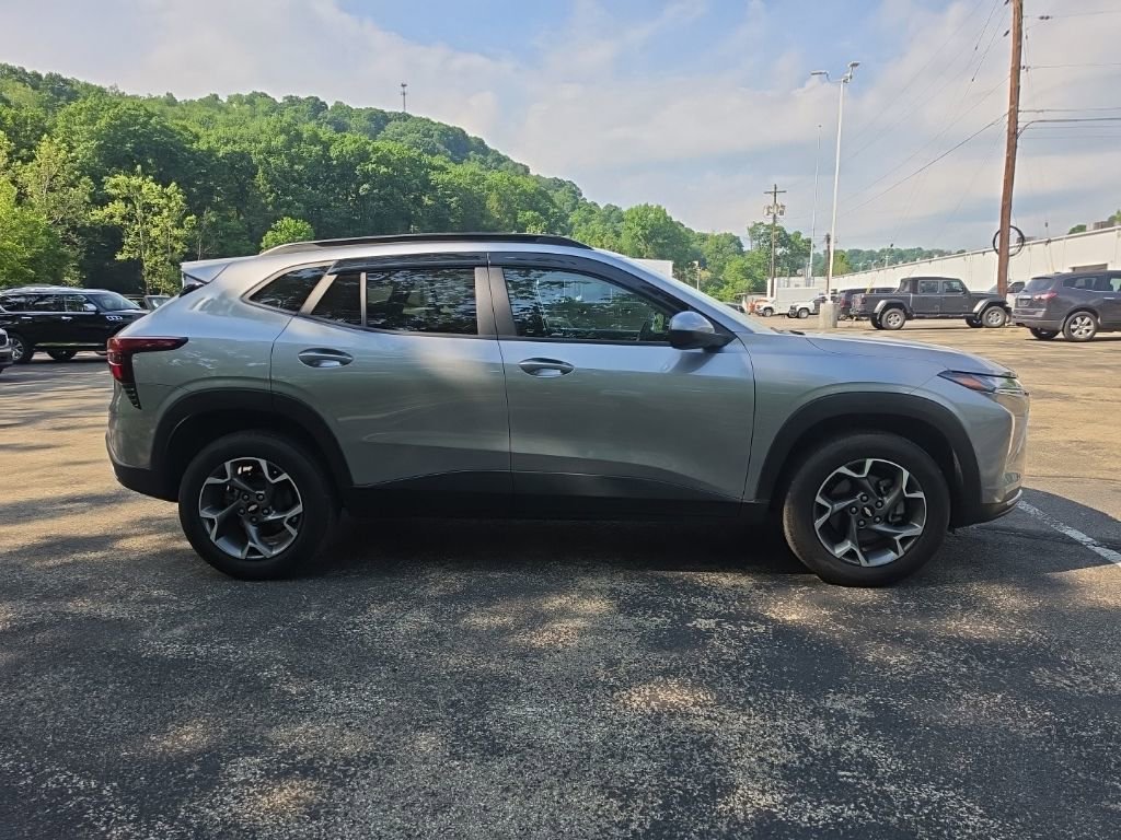 Used 2025 Chevrolet Trax LT FWD image 4