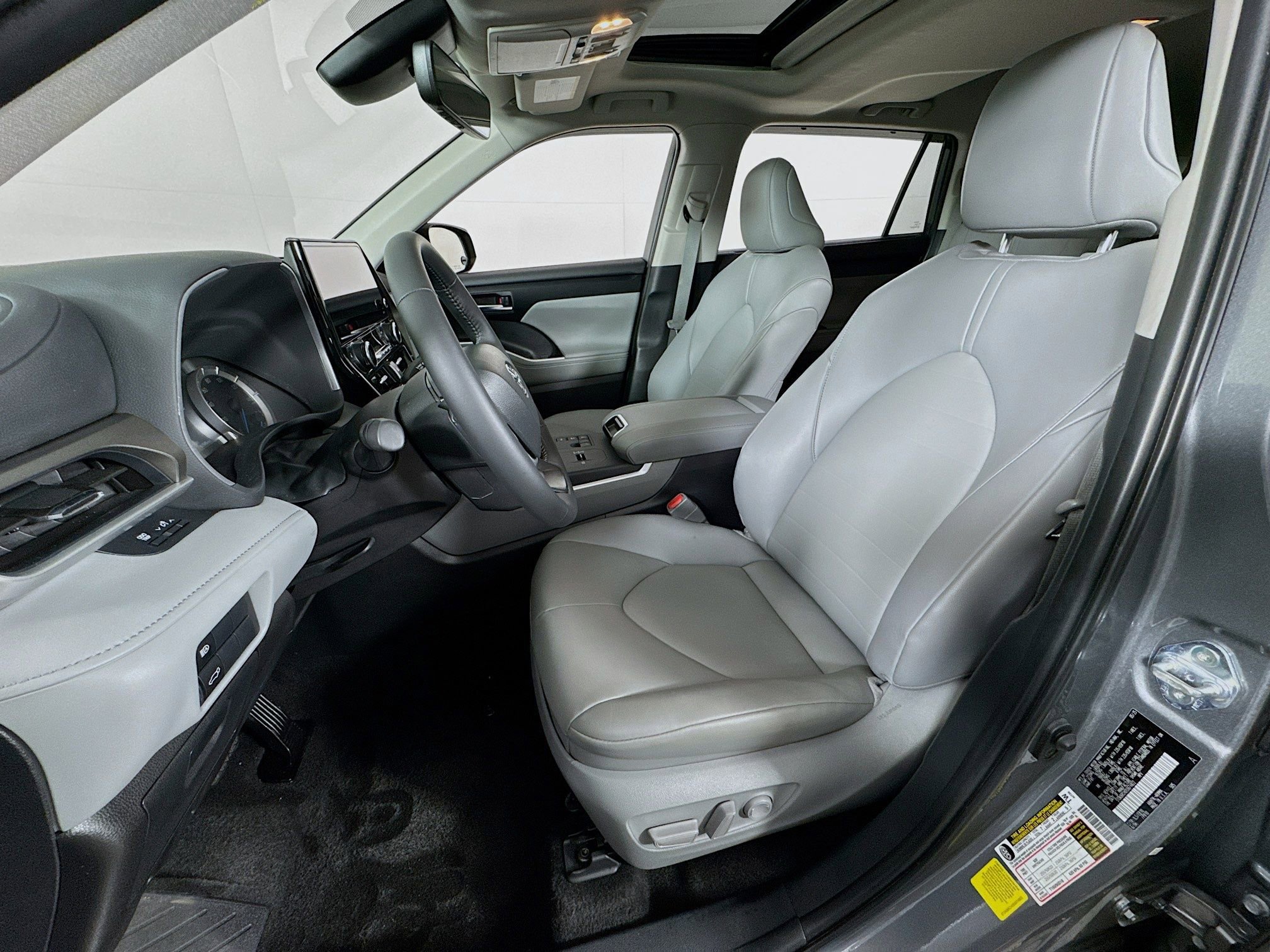 Certified 2025 Toyota Highlander XLE image 12