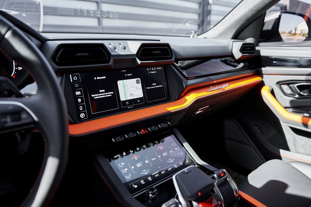 Used 2025 Lamborghini Urus SE image 68