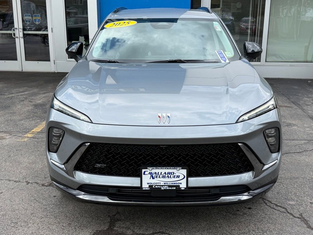 Used 2025 Buick Envision Sport Touring image 2